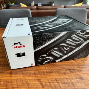 Der Karton des Staub Cocotte 1007460 steht auf einem Tisch