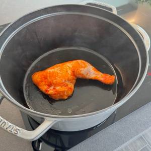 Ein Stück Fleisch liegt während des Bratens auf dem Herd im Staub Cocotte 1007460