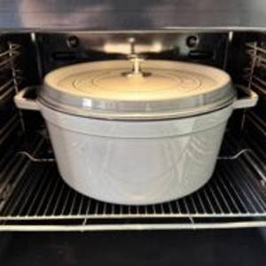 In einem Ofen steht der weiße Staub Cocotte 1007460 mit Deckel