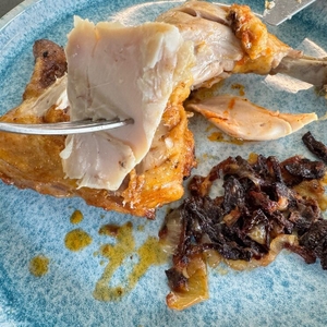 Auf einer Gabel ist ein Stück Fleisch aus dem Staub Cocotte 1007460