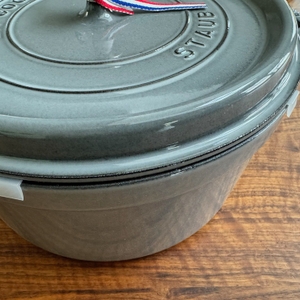 Zwischen dem Deckel und dem Topf des Staub Cocotte 1007460 sind nach dem Auspacken Silikonteile