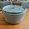Der Staub Cocotte 1007460 steht mit Deckel auf einem Tisch