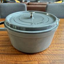 Der Staub Cocotte 1007460 steht mit Deckel auf einem Tisch