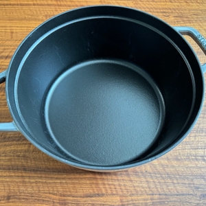 Der Behälter des Staub Cocotte 1007460 von innen
