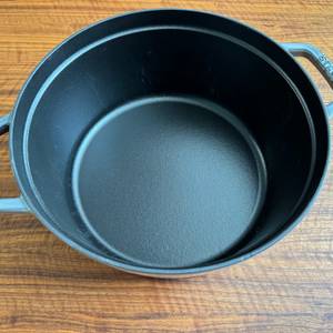 Der Behälter des Staub Cocotte 1007460 von innen