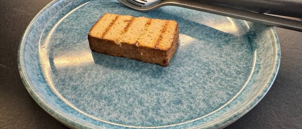Tofu auf einem blauen Teller