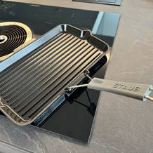 Staub-Grillpfanne Gusseisen auf dem Herd