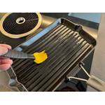 Staub-Grillpfanne Gusseisen wird mit einem Pinsel eingeölt