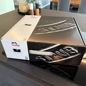 Der Karton vom Staub-Wok liegt auf einer Kochplatte