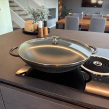 Der Staub-Wok steht auf einer Kochplatte