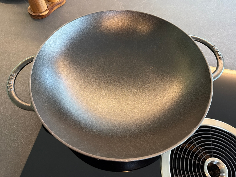 Die Innenfläche vom Staub-Wok