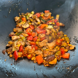 Fertiges Essen liegt im Staub-Wok