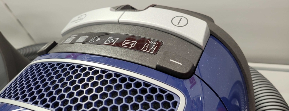 Nahaufnahme der Bedienelemente eines Miele-Complete-C3-Starlight-Staubsaugers mit Beutel.