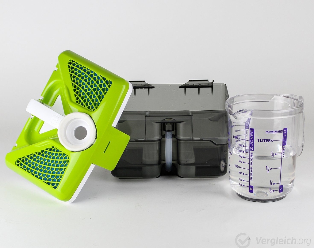 Der Wasserfilter eines beutellosen Staubsaugers mit den dazugehörigen Zubehör,