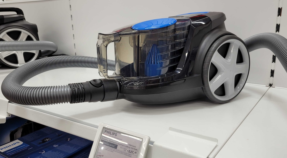 Ein Philips-Staubsauger steht in einem Verkaufsregal.