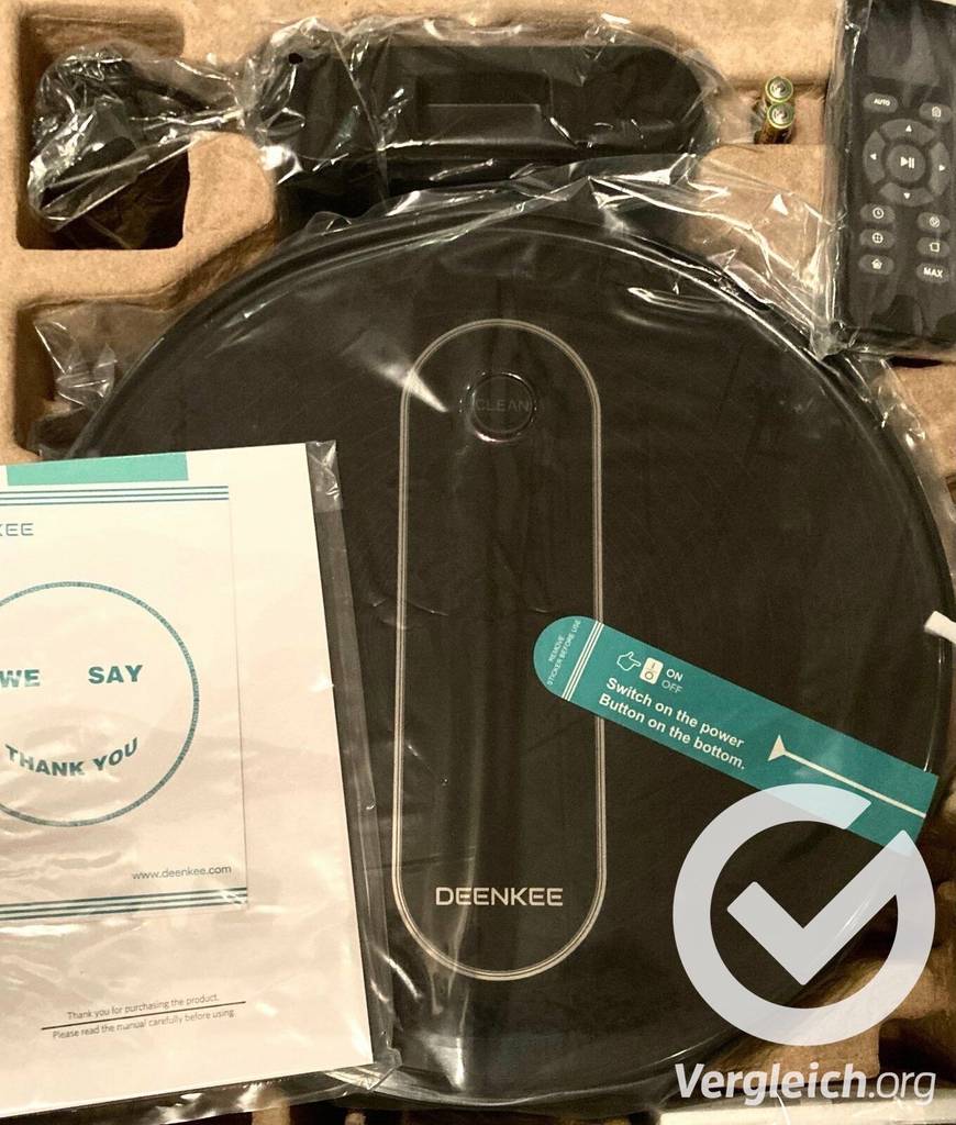 Auch eine Fernbedienung gehört zu den meisten getesteten Staubsauger-Robotern. Hier ist ein verpackter Deenkee-Saugroboter abgebildet.