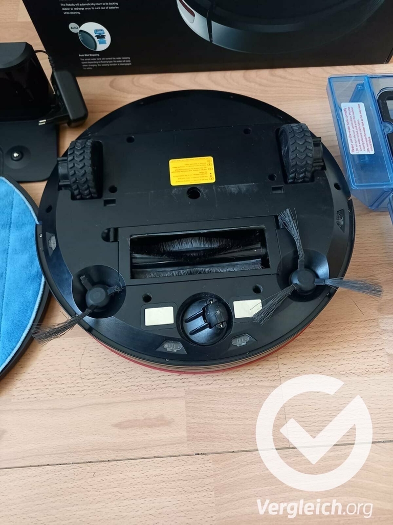 Im Test: Moderne Staubsauger-Roboter haben an der Unterseite Bürsten und Räder.
