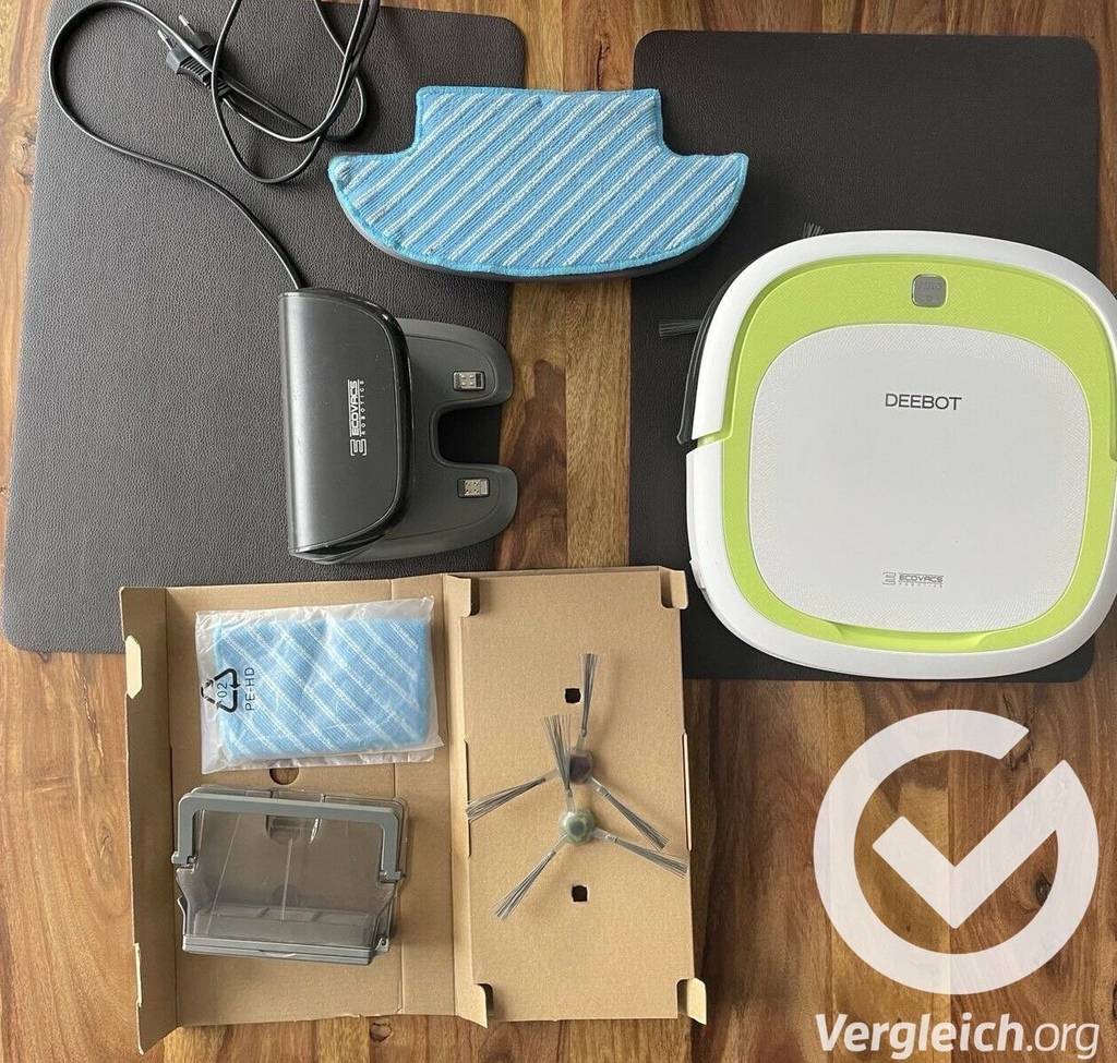 Ein Ecovacs Deebot Saugroboter mit verschiedenem Zubehör. Das ist laut Staubsauger-Roboter-Tests bei vielen Geräten enthalten.