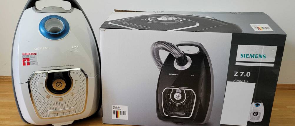 Staubsauger Siemens neben der Verpackung.