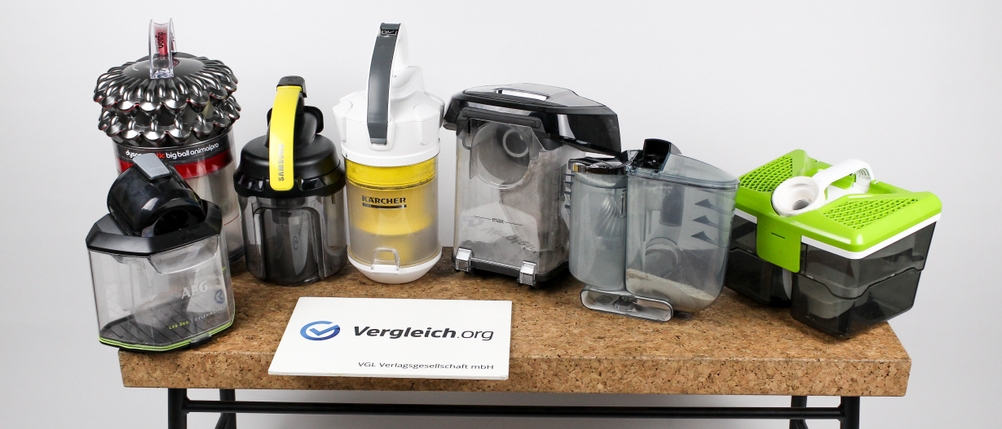 Verschiedene Staubsaugerbehälter von Staubsaugern ohne Beutel im Test.