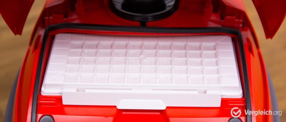 Filter in einem roten Staubsauger in Nahansicht