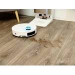 Ein weißer Staubsaugerroboter saugt Staub auf einem grauen Laminatboden auf.