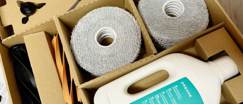 Das Zubehör des Staubsaugerroboters liegt in der Verpackung.