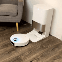 Der Dreame-Staubsauger-Roboter steht vor der Ladestation.