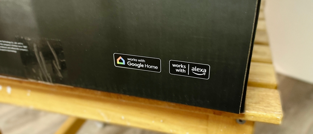 Die Verpackung des Staubsaugerroboters Dreame steht auf einem Hocker.