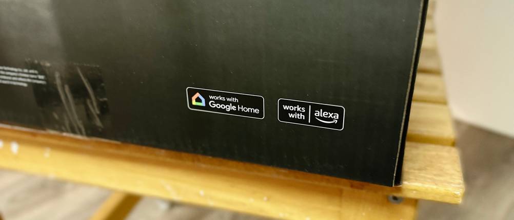 Die Verpackung des Staubsaugerroboters Dreame steht auf einem Hocker.