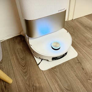 Das Zubehör des Staubsaugerroboters liegt in der Verpackung.