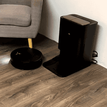 Der Ecovacs-Staubsauger-Roboter steht vor der Ladestation.