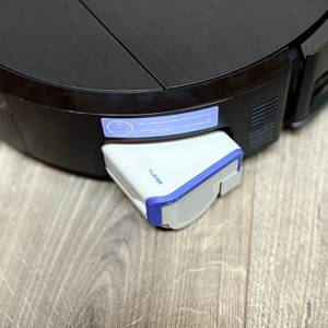 Der Filter wird seitlich in den Staubsaugerroboter gesteckt.