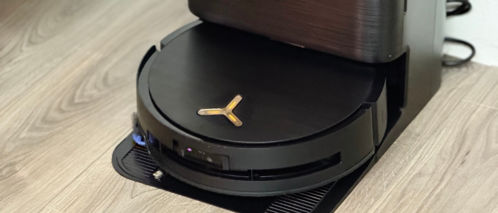 Der Staubsaugerroboter steht in seiner Station.