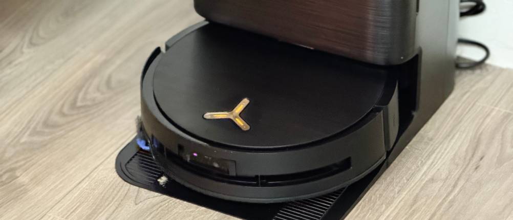 Der Staubsaugerroboter steht in seiner Station.