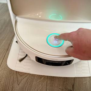 Der Staubsaugerroboter wird angeschaltet.