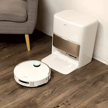 Der Mova-Staubsauger-Roboter steht vor seiner Ladestation.