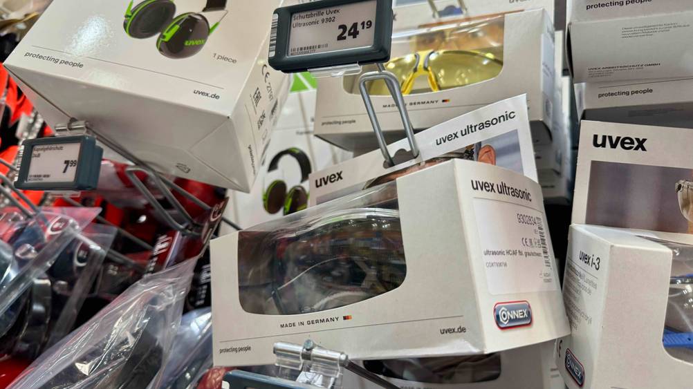 In einem Verkaufsregal hängt die getestete Staubschutzbrille neben anderen Produkten.