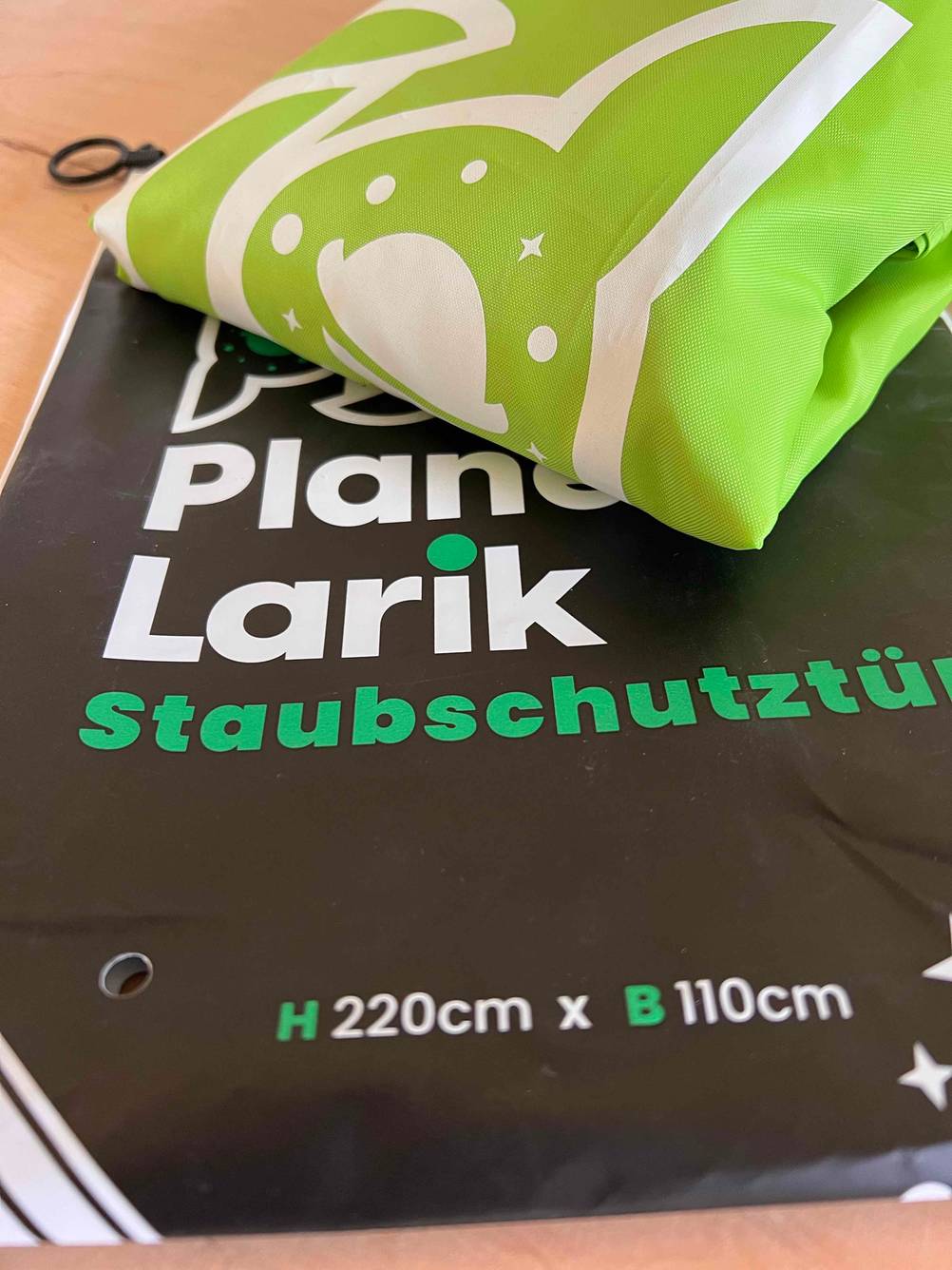 Eine getestete Staubschutztür liegt auf dem Boden. 
