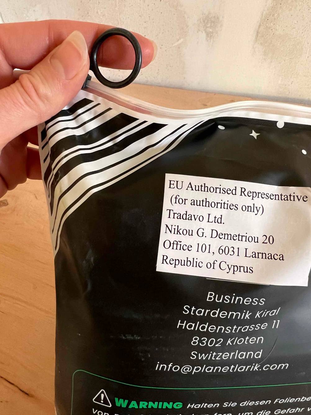 Eine Staubschutztür im Test: Verschluss von einer Verpackung. 