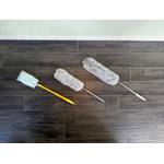 Drei Staubwedel liegen nebeneinander auf einem Fliesenboden.