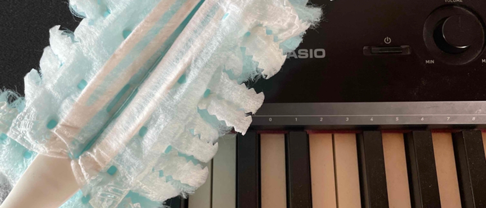 Keyboard wird mit Staubwedel gereinigt.