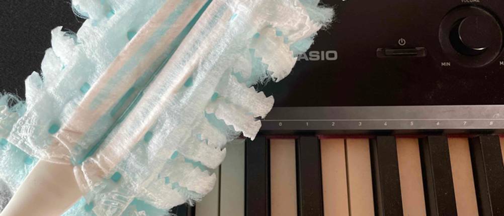 Keyboard wird mit Staubwedel gereinigt.