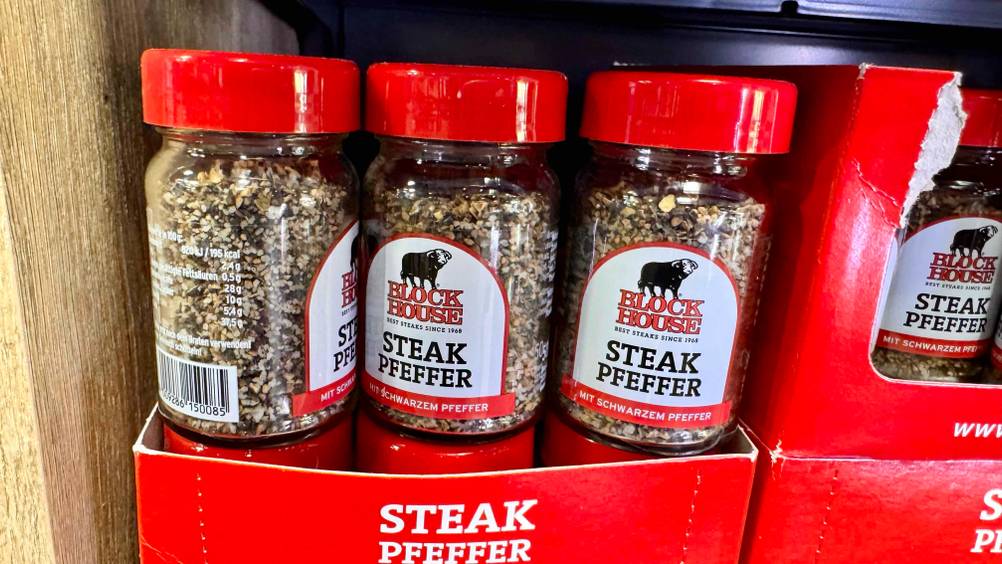 Mehrere Gläser des Steakpfeffer im Test in einem Verkaufsregal.
