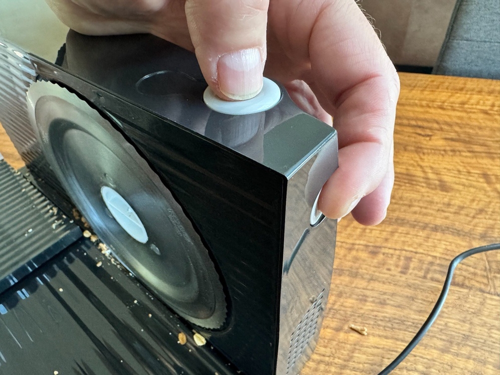 Eine Hand drückt 2 Knöpfe auf der Steba 291000