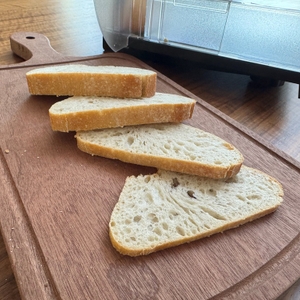 Geschnittenes Weisbrot liegt auf einem Holzbrett