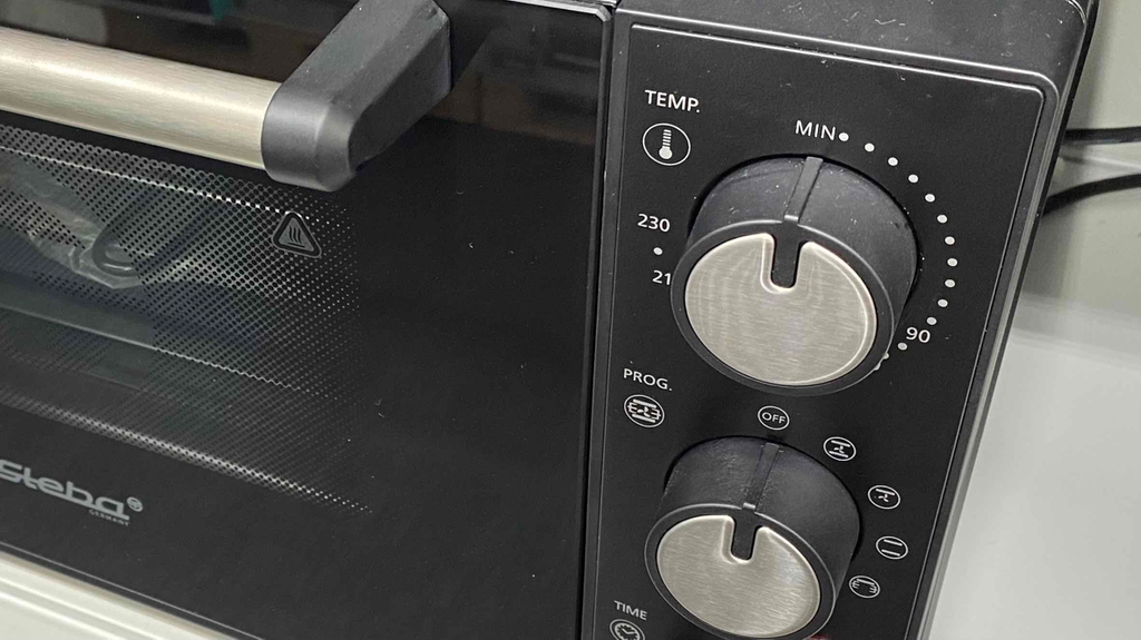 Temperaturregler von einem getesteten Minibackofen.
