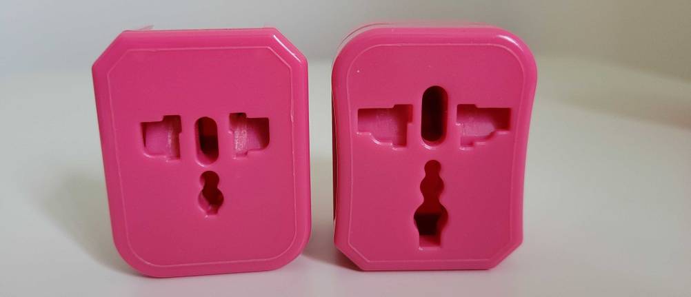 zwei rosa steckdosenadapter