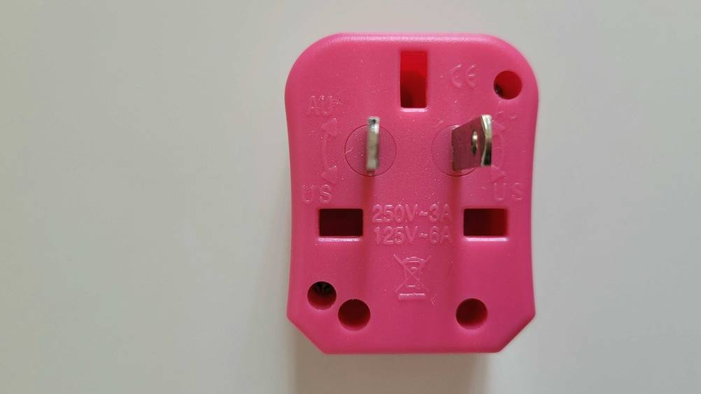 Steckdosenadapter getestet: Nahaufnahme der Rückseite auf einer hellen Fläche.