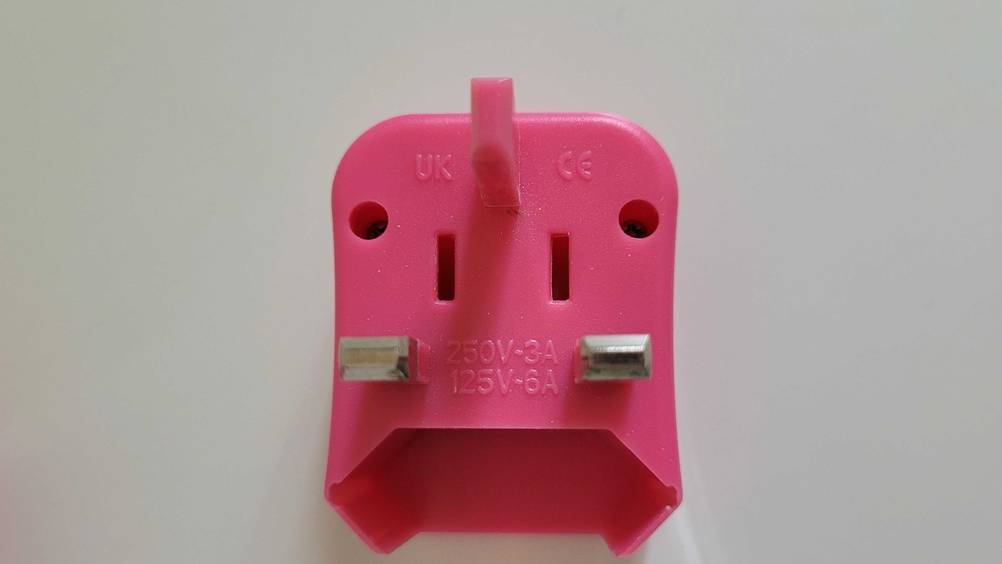 Nahaufnahme der Rückseite des getesteten Steckdosenadapters auf einer hellen Fläche.